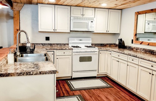 Red Lodge House | BEARTOOTH FOOTHILL RETREAT- Serenity near town with hot tub, sauna, game room