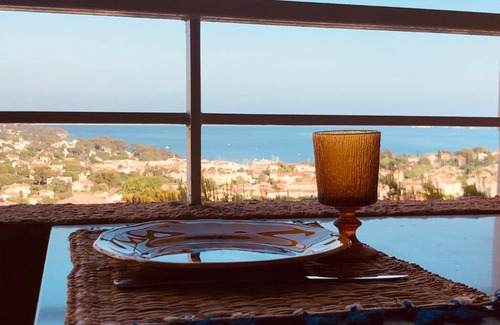 Carqueiranne Apartment | *** Beau T2 de 50 m2, grande terrasse vue mer, à 500m de la plage