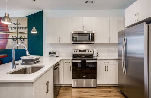 Riverside Apartment | Beautiful 1BR in Riverside 8358