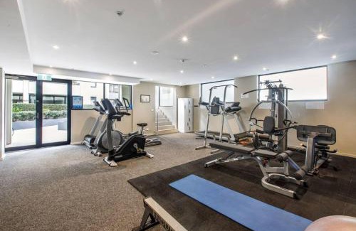 Port Melbourne Apartment | Beautiful 2BR APT with Balcony Pool and Gym