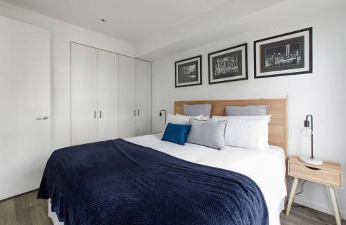 Port Melbourne Apartment | Beautiful 2BR APT with Balcony Pool and Gym
