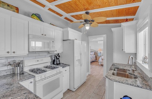 Summerland Key House | Beautiful 3 Bedroom Canal Front Home Located On A Private Airstrip