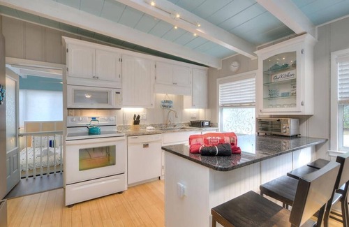 Yaupon Beach House | Beautiful 3BR,1Full BA, 2 Half BA - Hot tub, Walk to Beach, Dog Friendly, Sleeps