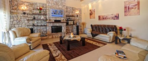 Gouvia Villa | Beautiful 9-Bed Villa in Gouvia with Tennis Court