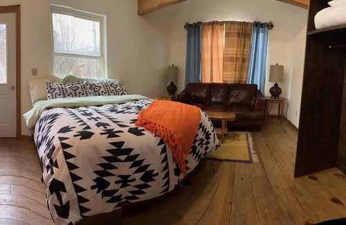 Carbondale House | Beautiful and spacious home located 5 minutes drive from downtown Carbondale.