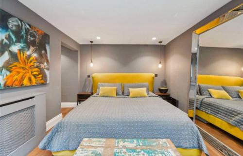 Chelsea Riverside House | Beautiful and spacious room in Chelsea