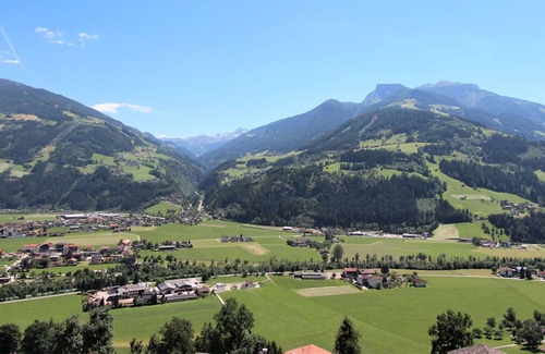 Zell am Ziller Villa | Beautiful apartment in villa for 3 guests with WIFI, TV, terrace, pets allowed and parking