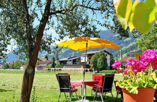 Zell am Ziller Villa | Beautiful apartment in villa for 3 guests with WIFI, TV, terrace, pets allowed and parking
