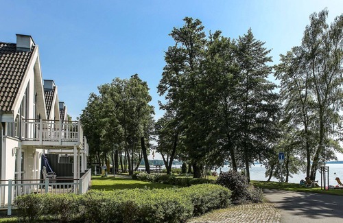 Bad Saarow House | Beautiful apartment in villa for 6 guests with hot tub, internet, TV, terrace and pets allowed
