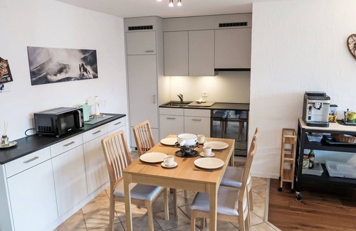 Trin Apartment | Beautiful apartment for 2 guests with WIFI, TV, balcony, pets allowed and panoramic view