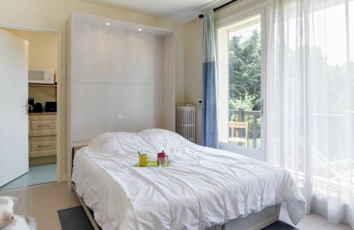 Deauville City Centre Apartment | Beautiful apartment for 2 guests with WIFI, TV, balcony and parking