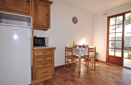 Velleron House | Beautiful apartment in villa for 4 guests with WIFI, pool, TV and terrace