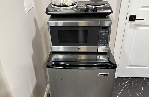 Wayne Apartment | Beautiful & Convenient Studio Downtown Devon