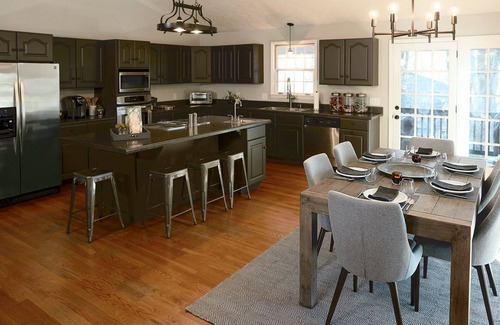 Franklin House | Beautiful Forest Cabin Get-Away in the Heart of Historic Franklin! 3 Bedrooms!