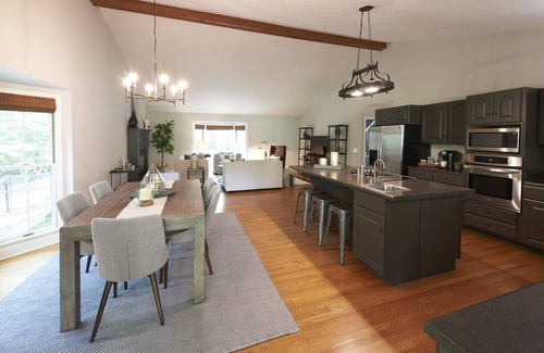 Franklin House | Beautiful Forest Cabin Get-Away in the Heart of Historic Franklin! 3 Bedrooms!