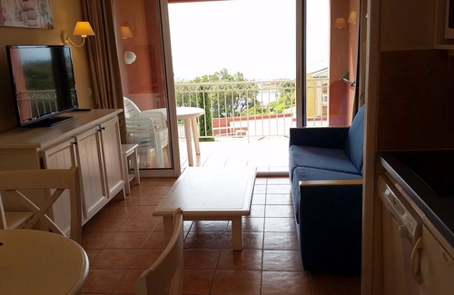 Les Issambres Apartment | Beautiful 2 room apartment in a quiet area overlooking the bay of St Tropez, large swimming pool.