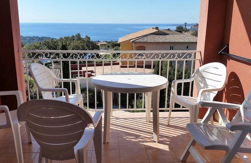 Les Issambres Apartment | Beautiful 2 room apartment in a quiet area overlooking the bay of St Tropez, large swimming pool.