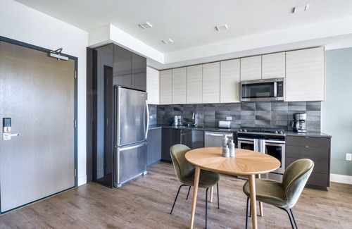 Civic Core Apartment | Beautiful Gaslamp 1BR w/Gym, Sauna & W/D, nr shops, by Blueground