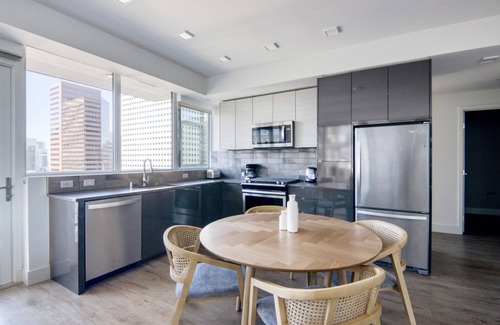 Civic Core Apartment | Beautiful Gaslamp 2BR w/Gym, Sauna & W/D, nr shops, by Blueground