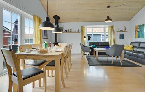 Grasten House | Beautiful Home In Gråsten With Kitchen
