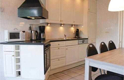 Nieuwvliet House | Beautiful Home In Nieuwvliet-Bad