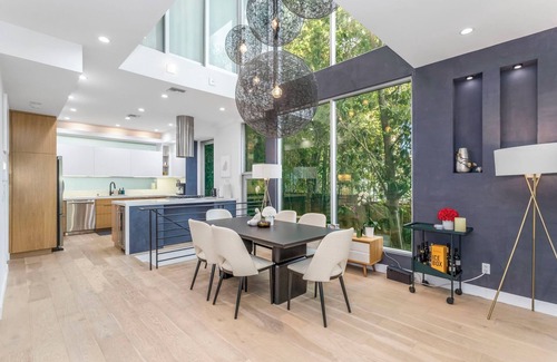 Melrose House | Beautiful home in Prime Weho w/Private Rooftop Spa! Incl. Parking/Laundry/Wifi