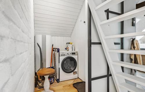 Spøttrup House | Beautiful Home In Spøttrup With Kitchen