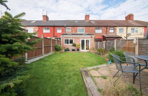 Liverpool Apartment | Beautiful house and garden. 10 mins from city.