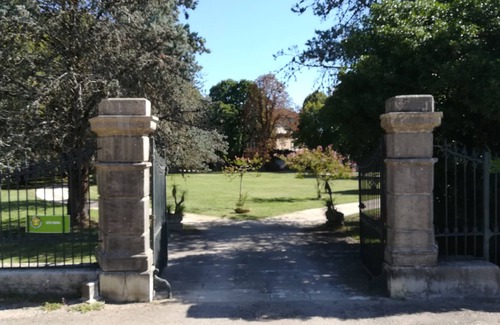Brujas House | Beautiful house with big flowery park.