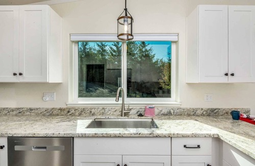 Florence House | Beautiful Lake Retreat with amazing Views! Walk to Siltcoos Lake, Relaxing Deck w/BBQ, pet friendly