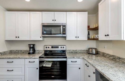 Florence House | Beautiful Lake Retreat with amazing Views! Walk to Siltcoos Lake, Relaxing Deck w/BBQ, pet friendly