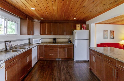 Bloomfield Cottage | Beautiful lake view!