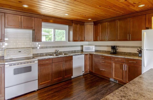Bloomfield Cottage | Beautiful lake view!