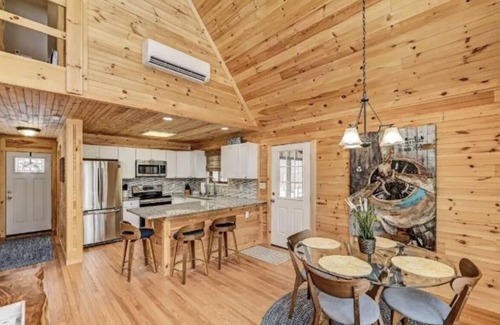 Lake Ariel Cabin | Beautiful Lodge in The Hideout!