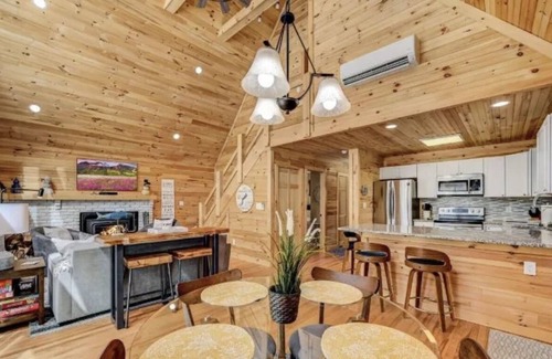 Lake Ariel Cabin | Beautiful Lodge in The Hideout!