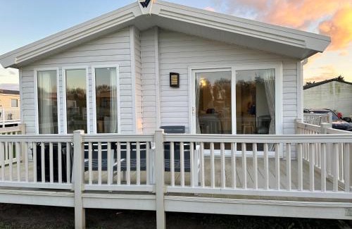 Hopton Cabin | Beautiful Lodge With Decking In Norfolk, At Breydon Water Park Ref 10045B