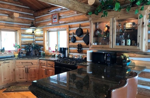 Stevensville House | Beautiful log home nestled in the magestic mountains of the Bitterroot Valley