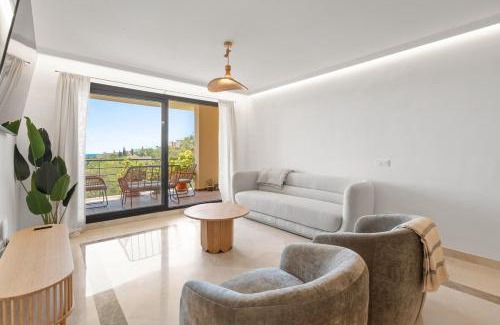 Benahavis Apartment | Beautiful Los Arqueros apartment with sea views RDR492