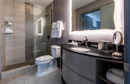 French Quarter Resort | Beautiful Modern 1 Bedroom Signature @ Nola walking distance from Bourbon Street