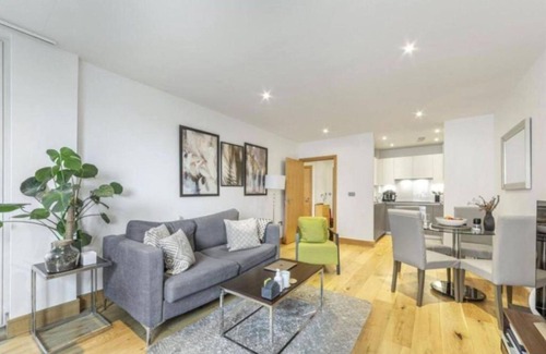 Hoxton Apartment | Beautiful Modern 2 Bedroom Apartment with Balcony