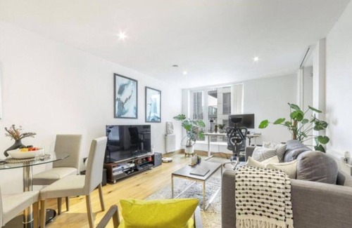 Hoxton Apartment | Beautiful Modern 2 Bedroom Apartment with Balcony