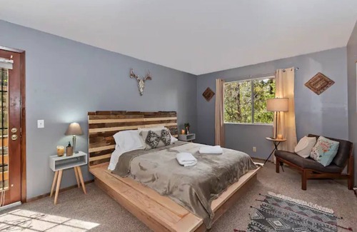Crestline Cabin | Beautiful open cabin with mountain views and just 2 minutes from Lake Gregory