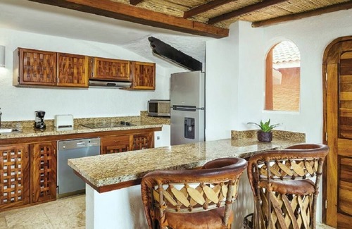 Zihuatanejo Apartment | Beautiful Presidential 1 Bedroom Full Kitchen in Zihuatanejo WiFi, AC, Sleeps 4