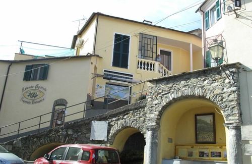 Valloria House | Beautiful private villa for 6 guests with WIFI, TV, terrace, pets allowed and panoramic view