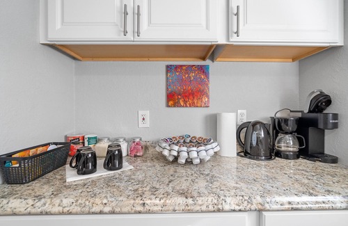South Westside Apartment | Beautiful remodeled 2 bedroom, walking distance from Downtown with AC