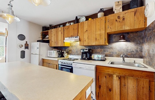 Proctorsville Condo | Beautiful retreat close to Okemo with free WiFi, private washer/dryer