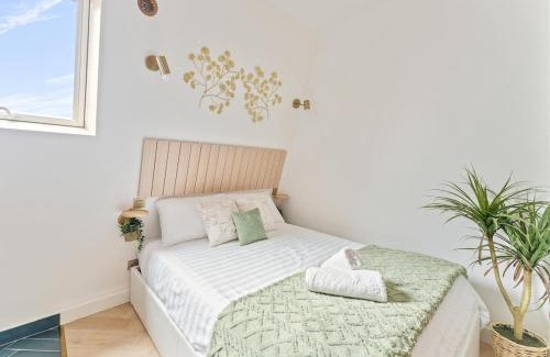 Neuilly-sur-Seine Apartment | Beautiful Studio Metro and Paris at Your Door