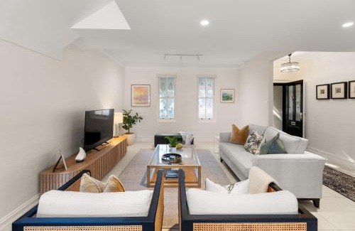 Cooks Hill House | Beautiful Terrace Home with Courtyard