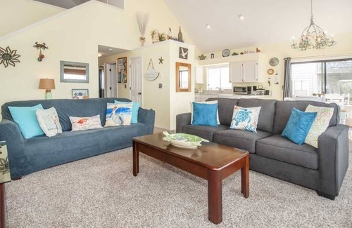 Roads End House | Beautifull ocean & beach views; 5 minutes walk to beach; WiFi; Casino near by