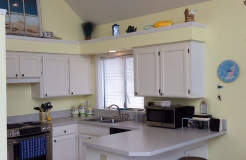Roads End House | Beautifull ocean & beach views; 5 minutes walk to beach; WiFi; Casino near by